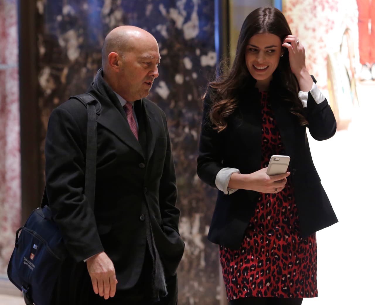 El almirante retirado James Stavridis decano de la Escuela Fletcher en la Universidad de Tufts, escoltado por Madeleine Westerhout en la Torre Trump de Nueva York, el 8 de diciembre de 2016.
