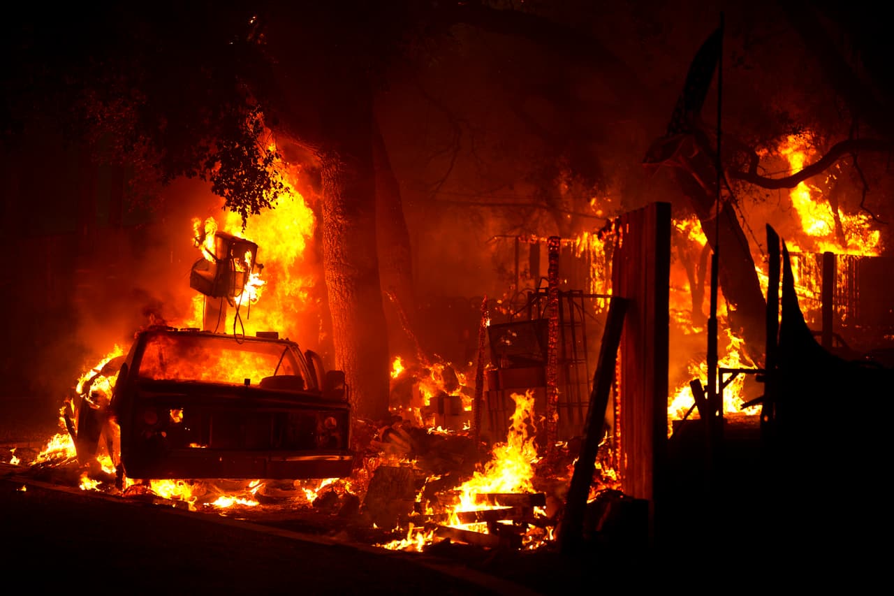 El sur de California arde, el fuego consume miles de acres a su paso, llevándose el patrimonio de las personas que han tenido que dejar sus hogares para salvar sus vidas.