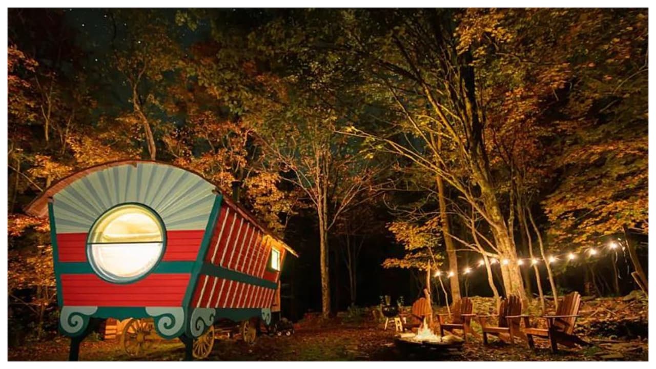 Pero otro concepto de glamping bastante peculiar, está esta especie 
<b>vagón carretero</b>, ubicado en las montañas Catskill, al sureste del estado de Nueva York, una zona plena en vida silvestre y senderos para caminatas. 
<br>