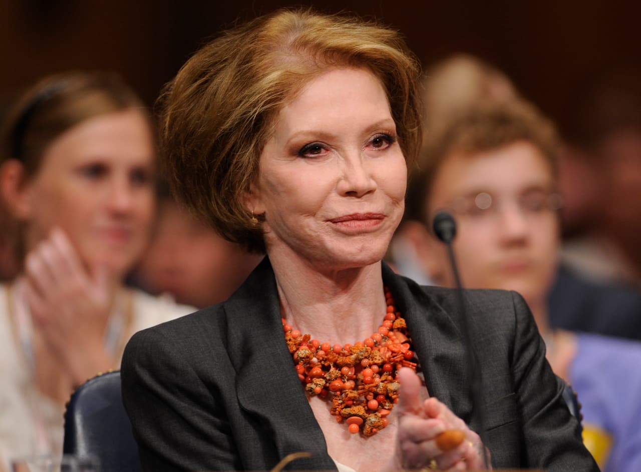 "Un icono querido, Mary Tyler Moore, falleció en compañía de amigos y su amado esposo durante más de 33 años, el Dr. S. Robert Levine", anotó Mara Buxbaum, su representante.