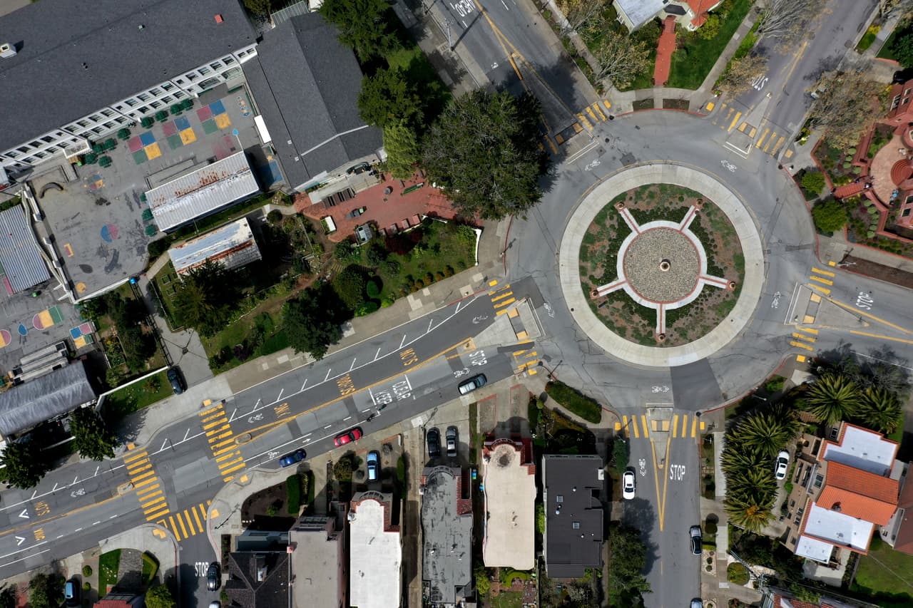 <b>Kilómetros de calles vacías.</b> La medida, que fue 
<a href="https://www.univision.com/local/san-francisco-kdtv/coronavirus-mas-condados-de-california-decretan-toques-de-queda-para-casi-8-millones-de-residentes" target="_blank">anunciada hace dos semanas</a> por seis condados del Área de la Bahía y la ciudad de Berkeley, tenía vigencia al 7 de abril. Sin embargo, en un esfuerzo por no desbordar la capacidad de los hospitales en la región ante el aumento de los casos de coronavirus, las autoridades de salud decidieron ampliarla hasta el próximo 3 de mayo.