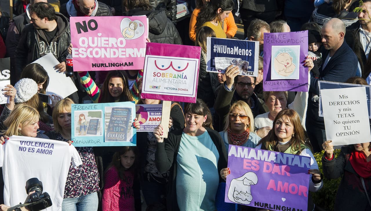 En Argentina a finales de julio ya habían comenzado las protestas por el derecho a amamantar en la vía pública: dos policías quisieron arrestar a una mujer que amamantaba su hijo en la calle.
