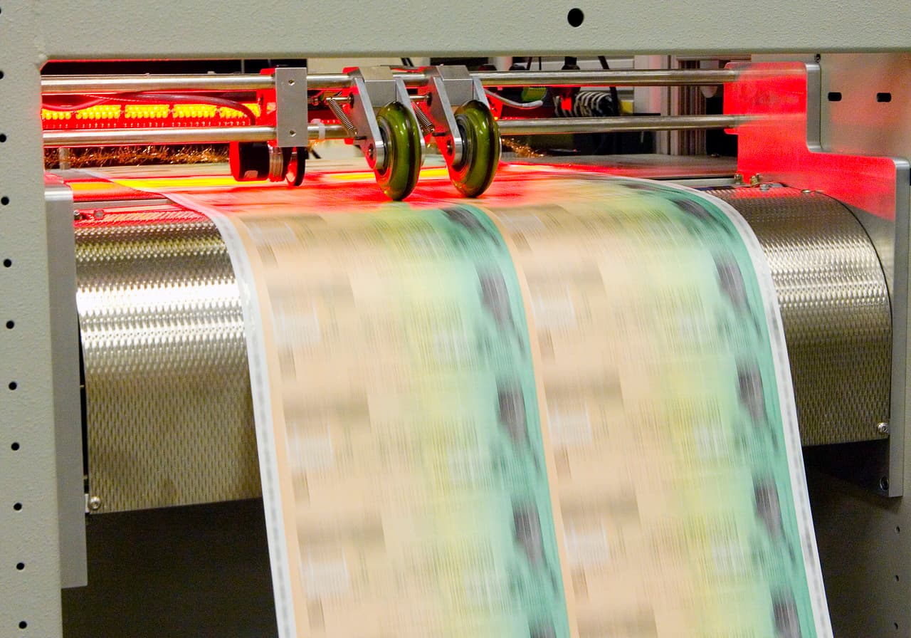 Los envíos se realizarán de forma mensual en pagos de $250 o $300 a partir del próximo 1 de julio, dando un tiempo prudencial para que el IRS se prepare para asumir estos nuevos trámites, de forma similar a cómo lo hizo con los pagos de estímulo económico que depositó directamente en las cuentas bancarias de los contribuyentes.
<br>
<br>Los beneficios no se deducirían de los impuestos existentes de los contribuyentes, por lo que los padres recibirán sus pagos de ayuda aunque tengan impuestos pendientes con el IRS.