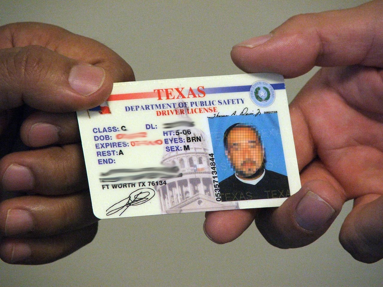 Para votar debe ser ciudadano americano y haberse inscrito en el registro electoral con 30 días de anticipación. Debe presentar su identificación del estado de Texas con fotografía. 
<br>