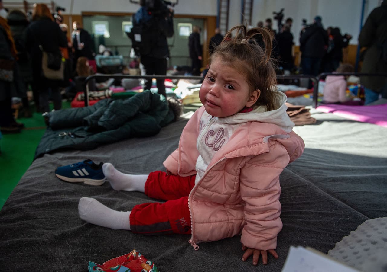 Una niña en un albergue temporal para refugiados ucranianos en el cruce fronterizo de Ubla, en el este de Eslovaquia, el 27 de febrero. El 28 de febrero el presidente ucraniano, Volodimir Zelenzky, dijo en un video que al menos 6,000 soldados rusos habían perdido la vida en el conflicto