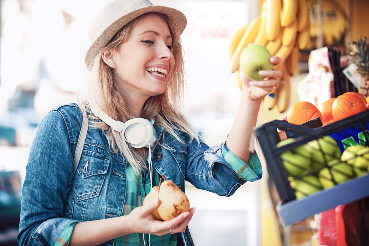 5. Elige productos con poca huella de carbono, es decir, de producción local. Eso significa que se ha emitido menos dióxido de carbono en el concepto de transporte desde el sitio de su producción hasta tu mano. Incluso, trata de plantar tus propios vegetales si tienes dónde.