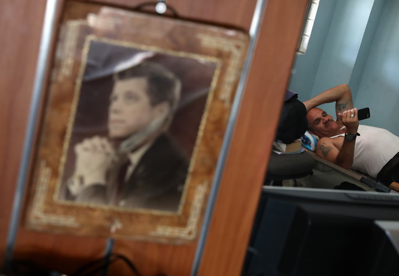 La deportación de veteranos inmigrantes comenzó en 1996 cuando las leyes migratorias de los Estados Unidos cambiaron y la experiencia del servicio militar ya no se consideraba en los casos de deportación. Acompañado de un retrato de John Fitzgerald Kennedy, el ex marine Alex Gómez descansa la Casa del Veterano Deportado.