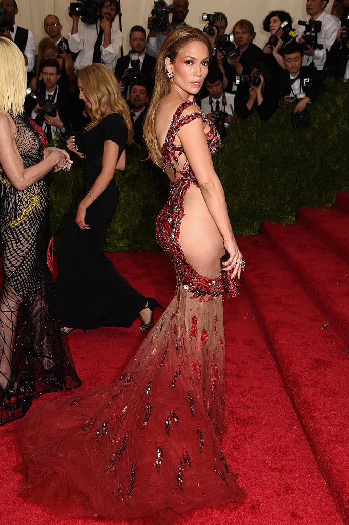 Claro que para el mismo evento en 
<b>2015</b>, lo había vuelto a hacer cuando llegó vistiendo un modelo de la diseñadora Donatella Versace, enfundada en un vestido que todos recuerdan sobre todo por pronunciar su retaguardia.