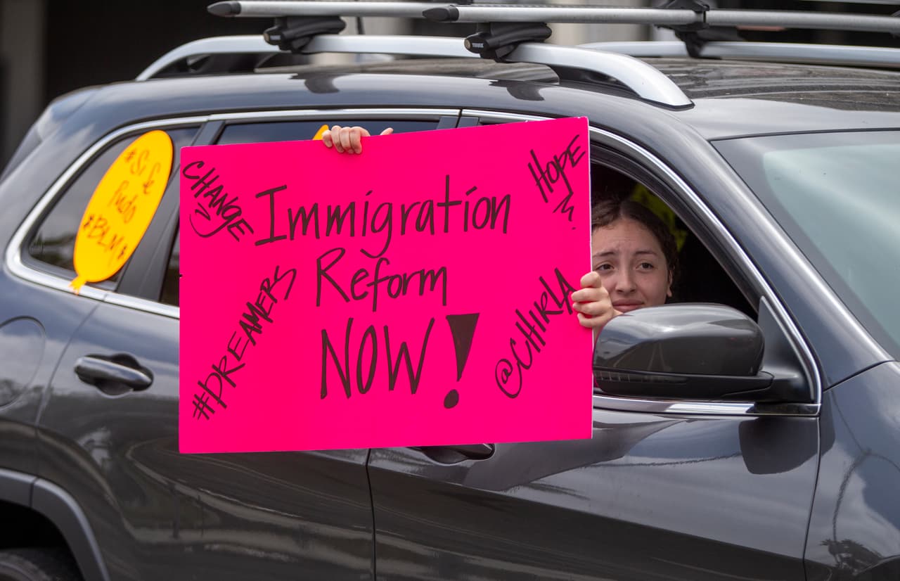 Y en su cuenta personal de Twitter Newsom escribió, "
<b>Se quedan aquí. Hoy es una victoria y un alivio para los dreamers en todas partes. </b>Ahora sigue la lucha para una verdadera y completa reforma migratoria".