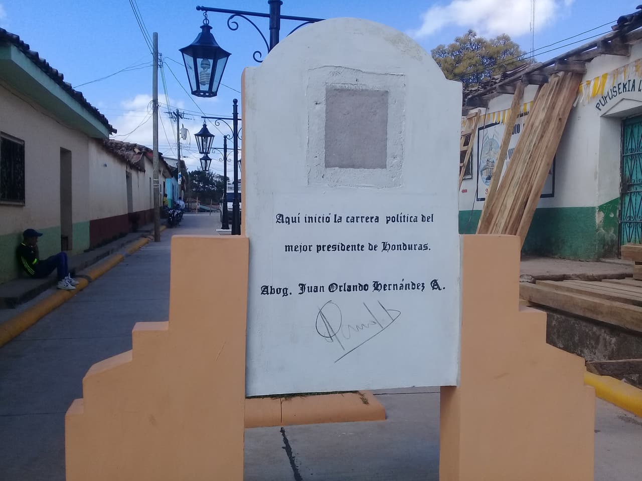 Una placa de cemento se encuentra en una carretera que se está construyendo en Valladolid, Lempira, el departamento natal del presidente Juan Orlando Hernández: "Aquí inició la carrera política del mejor presidente de Honduras", se puede leer en la inscripción firmada por el propio Hernández. Foto de Jeff Ernst