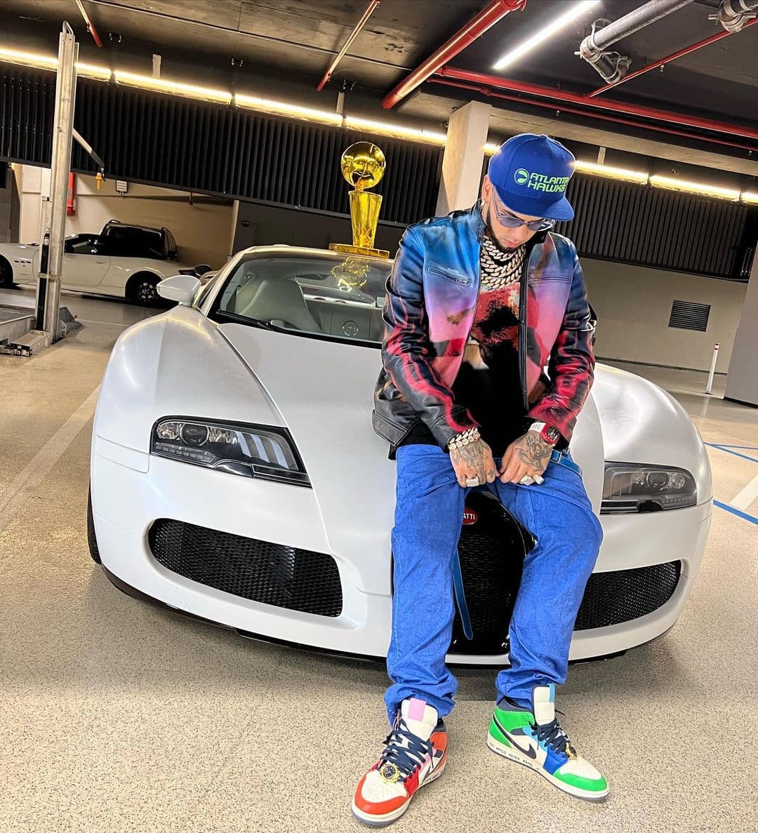 El intérprete de ‘Dictadura’ asimismo guarda en su garaje un Bugatti Veyron Grand Sport, que ronda un precio de 2.5 millones de dólares. 
<br>