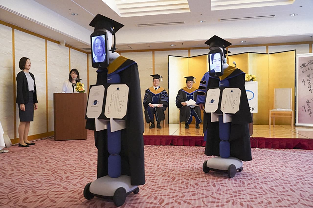 <b>Graduación de robots.</b> La Universidad BBT de Tokio celebró una ceremonia virtual de graduación el 28 de marzo, protagonizada por robots. Cada uno de los graduados vió en casa la ceremonia desde casa la perspectiva de estas máquinas.