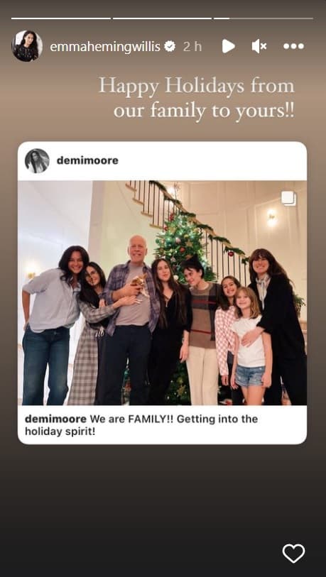 Por su parte, hace unas horas la esposa del actor reposteó en sus historias de Instagram la postal familiar publicada por Demi Moore y colocó el mensaje: “Felices fiestas de nuestra familia a la suya”. 
<br>