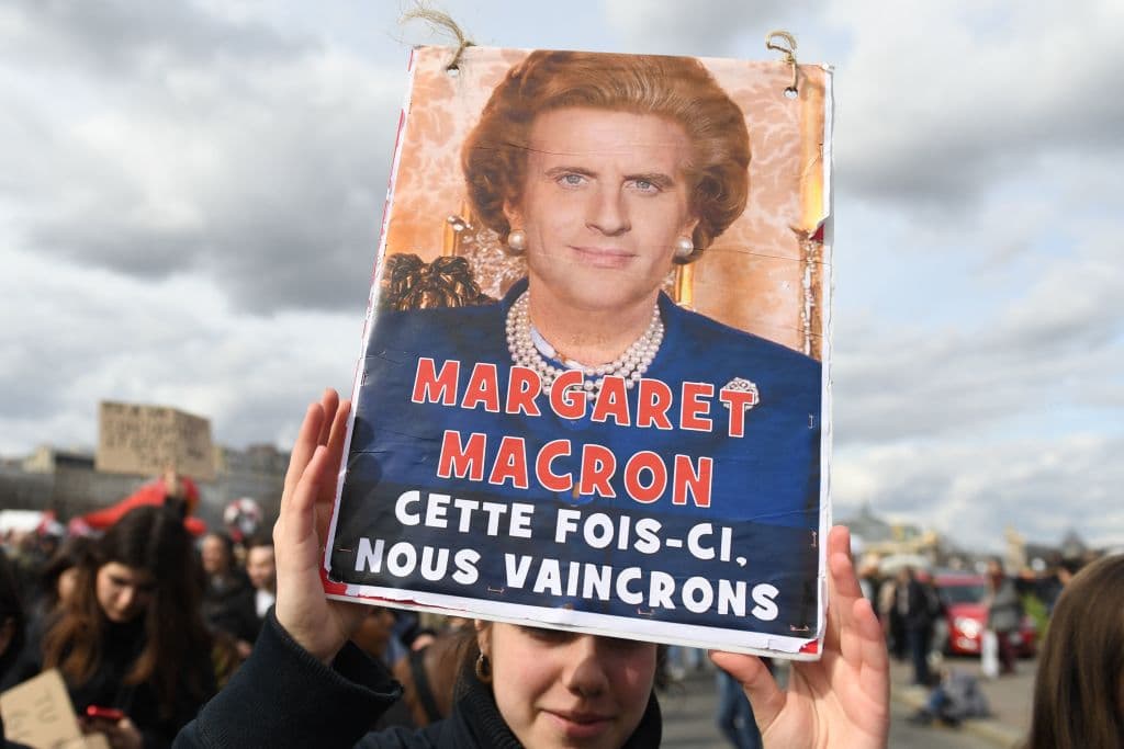 La medida, motivada por la incertidumbre sobre el resultado del voto, sumó una crisis política a la social que confronta al mandatario a uno de sus mayores desafíos 
<a href="https://www.univision.com/noticias/mundo/elecciones-francia-macron-ganador-reelegido">a menos de un año de haber iniciado su segundo mandato</a>, de cinco años.