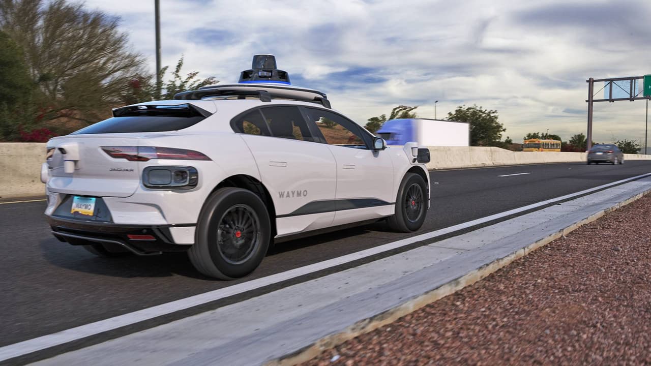 Waymo probará sus vehículos autónomos en las autopistas de Phoenix