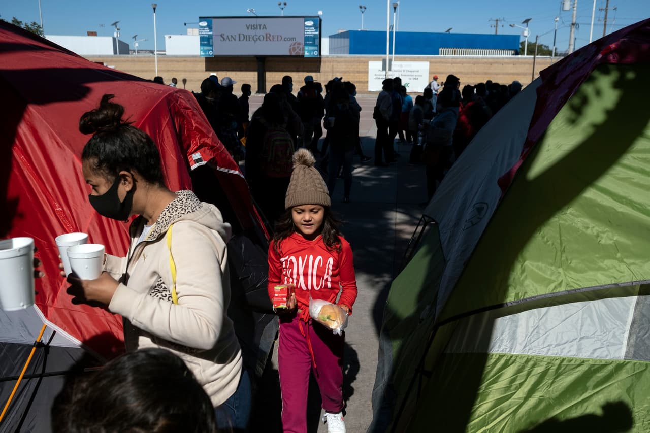 La política de Trump dejó a centenares de solicitantes de asilo expuestos a la violencia en las ciudades fronterizas mexicanas y les dificultaba hallar abogados y comunicarse con las cortes para saber de sus casos.