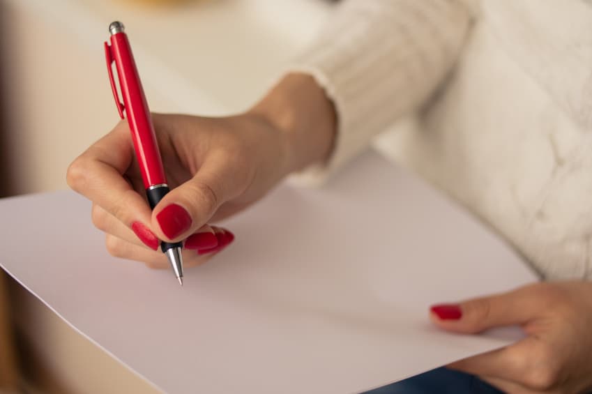 Mujer escribiendo una carta