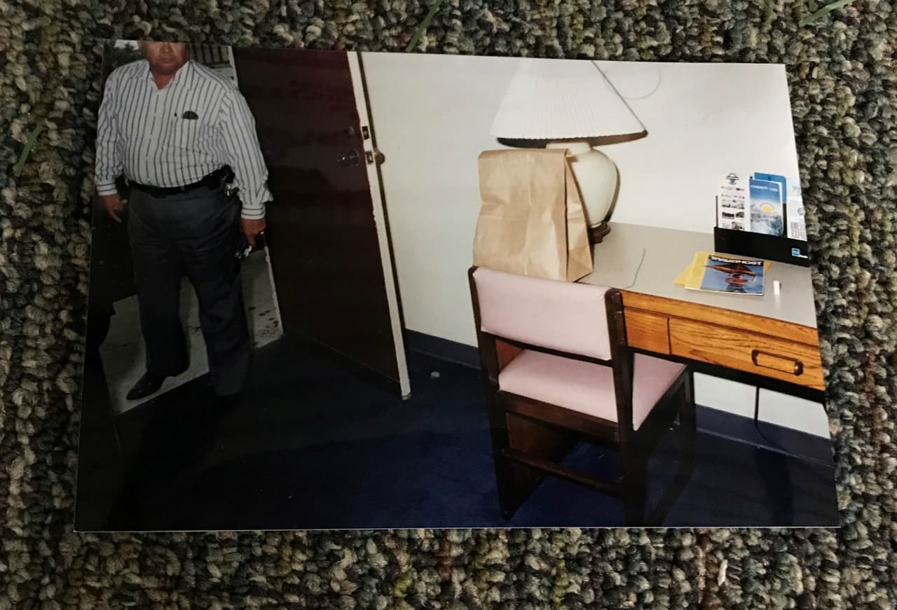 En la habitación 158 quedaron algunos objetos de Saldívar, como esta bolsa de papel donde debía estar la ropa que llevaba cuando sufrió la supuesta agresión sexual en México.
