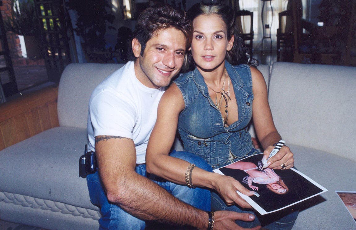 Tras disuadirse el matrimonio con el productor, Niurka se casó con Bobby Larios en 2004, pero su relación terminó dos años después. La vedette dijo al programa ‘De primera mano’ que fue por la “arrogancia” del actor que decidió terminar con él.
