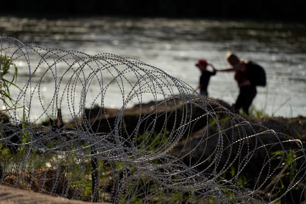 Corte de apelaciones impide al gobierno de Biden cortar la alambrada que instaló Texas en la frontera sur