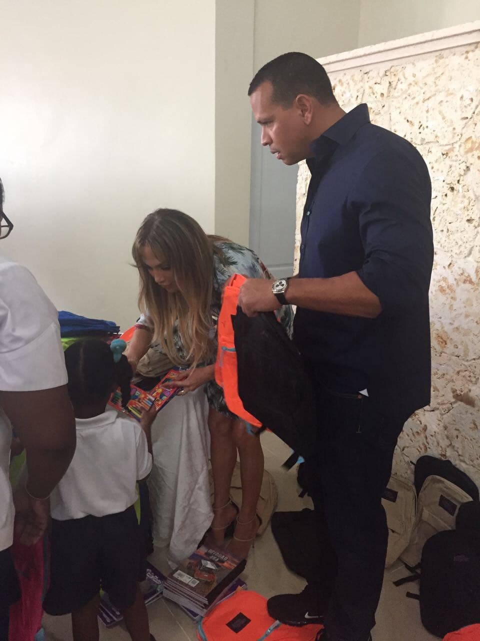 En su visita a República Dominicana, Jennifer López y Alex Rodríguez visitaron a niños de escasos recursos y entregaron útiles escolares.