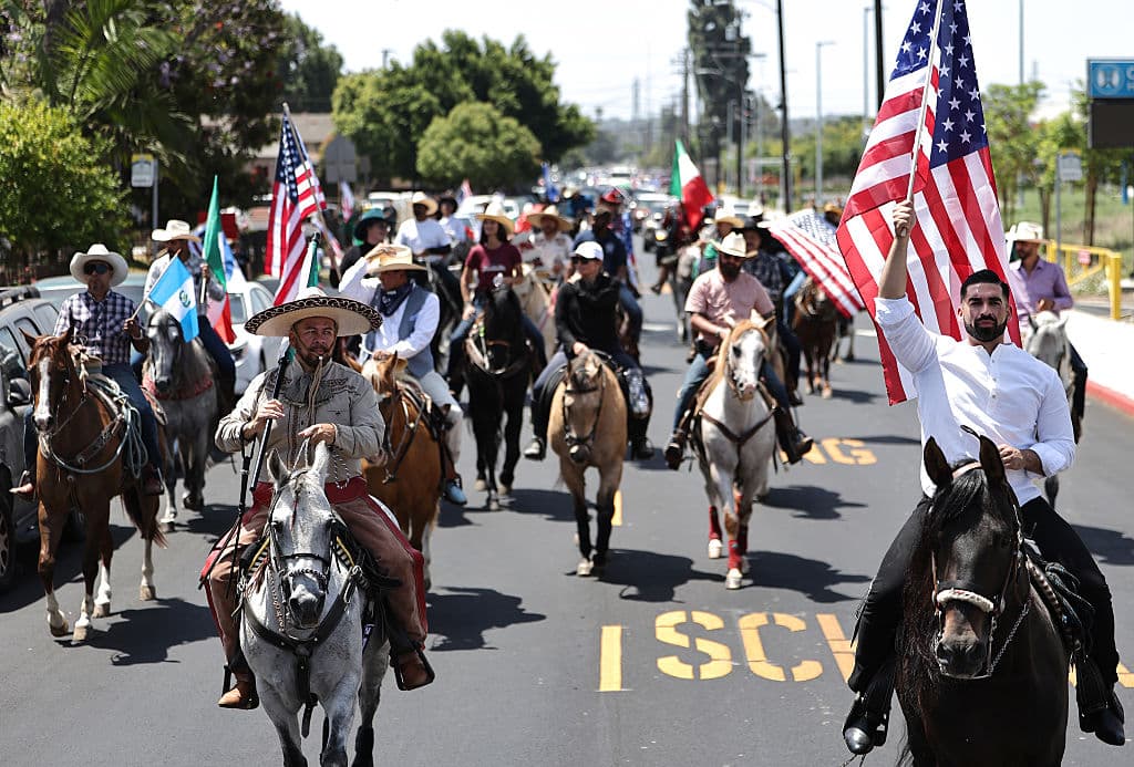 Dos semanas después, las protestas contra la forma en que agentes federales han detenido a inmigrantes no tienen fin en el sur de California.
<br>
<br>Laa autoridades en Los Ángeles reportaron la semana pasada que han 
<b><a href="https://www.univision.com/local/los-angeles-kmex/lapd-reporta-casi-600-personas-detenidas-los-angeles-protestas" target="_blank">arrestado a 575 personas durante las manifestaciones</a></b>.
<br>
<br>La cabalgata de este domingo transcurrió es paz. Fue convocada por 
<b><a href="https://www.instagram.com/reel/DLEPwkAxnYU/?utm_source=ig_web_copy_link&igsh=d2o5dWR6MWVzOHA1" target="_blank">la organización Connecting Compton</a></b>, que avanza en la construcción de un 
<b>centro ecuestre</b> que puedan disfrutar al máximo las personas de todas las edades y culturas.
<br>
<br>El llamado no cayó en oídos sordos y jinetes de distintos lugares también llegaron a expresar su respaldo a cada hogar que sufre el impacto de la ola de arrestos de ICE.