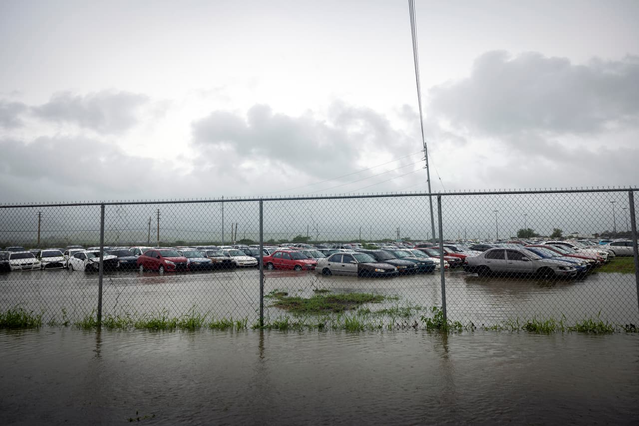 Este estacionamiento en el municipio de Salinas terminó inundado por las lluvias torrenciales que trajo el huracán Fiona.