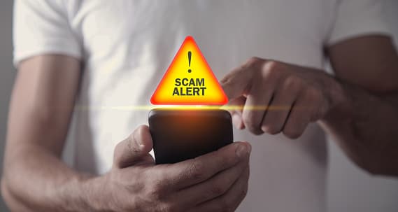 <b>Ignora e informa cualquier correo electrónico, llamada o sitio web que afirme que puede enviarle su dinero antes, son estafas.</b> 
<br>
<br>Las agencias gubernamentales nunca te pedirán tu número de seguro social ni te llamarán para obtener información financiera. Si recibes una solicitud y no estás seguro, siempre puedes llamar al IRS para ver si faltan datos.