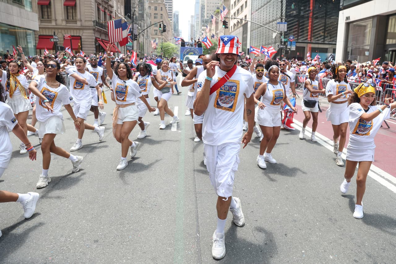 El Desfile Nacional Puertorriqueño se celebró este domingo y como en las ediciones anteriores, la Quinta Avenida se llenó de alegría mientras ritmos contagiosos resonaban en cada rincón, uniendo a miles de personas en una gran fiesta cultural.