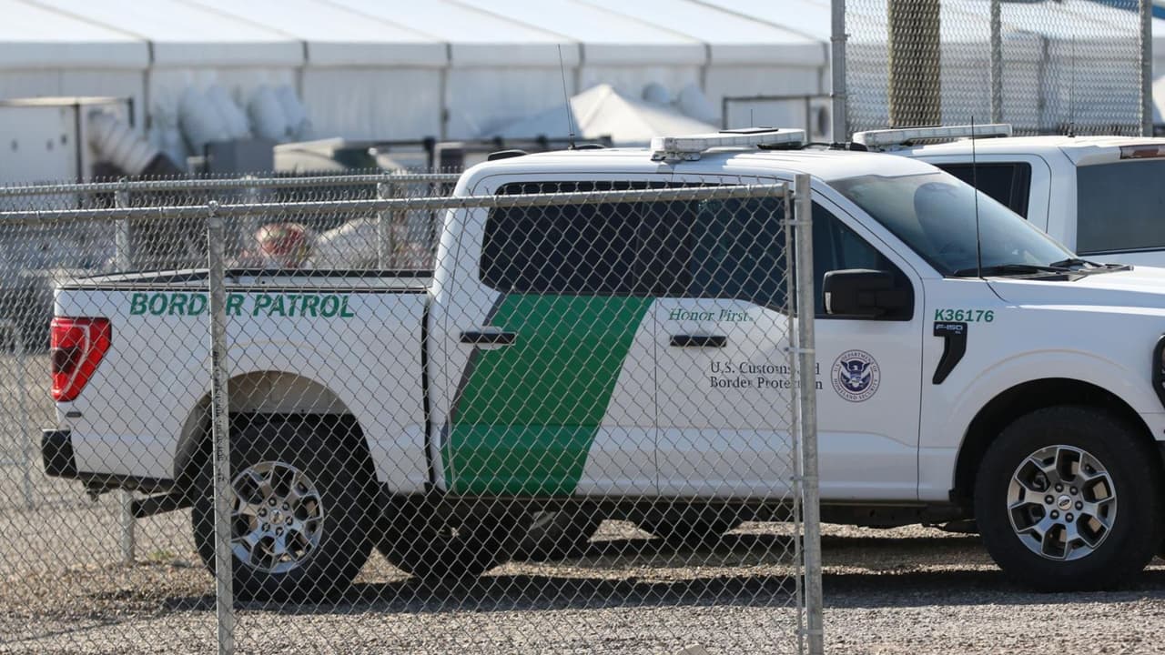 Durante años, la Patrulla Fronteriza estuvo deteniendo a inmigrantes indocumentados a lo largo de este sector de Eagle Pass y después lo pasaba a este centro de procesamiento. Esta ciudad, que está frente a Piedras Negras,
<b> era uno de los epicentros de una batalla legal entre el gobierno de Biden y el de Texas para poder controlar la inmigración.</b> 
<a href="https://www.univision.com/local/san-antonio-kwex/miles-de-inmigrantes-estan-a-la-intemperie-en-eagle-pass-texas-esperando-a-ser-procesados-video" target="_blank">También se registraban altos números de cruces irregulares</a>, 
<b>ya sea en grupos grandes o en personas que iban solas.</b>