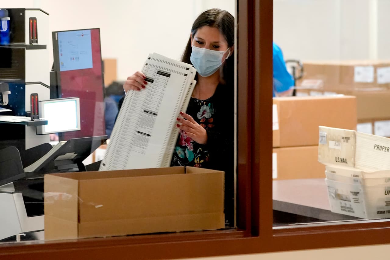 Una trabajadora electoral procesando votos en Phoenix, Arizona. Este estado es clave para las aspiraciones de ambos candidatos presidenciales.