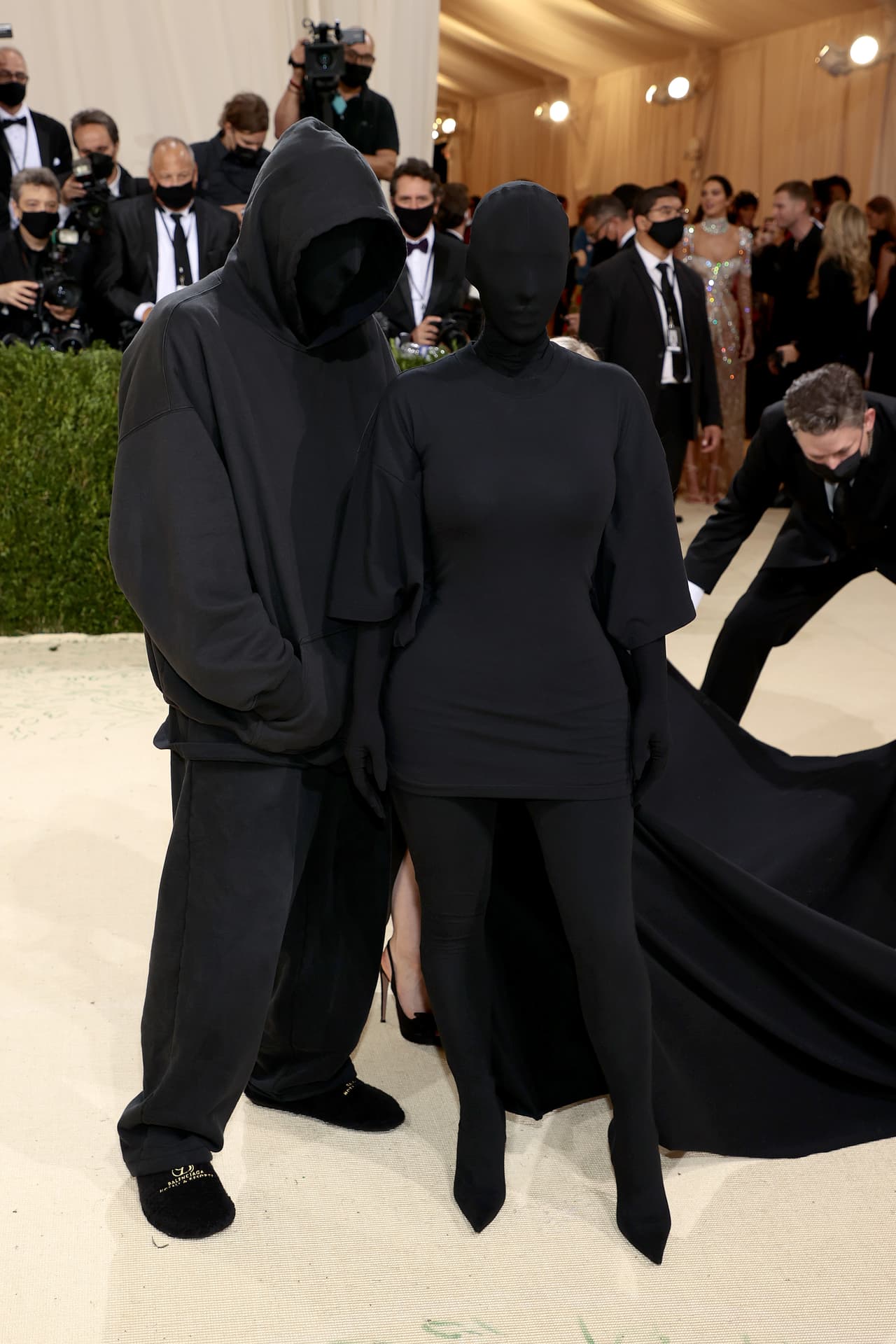 Originalidad al extremo es uno de los factores básicos en la Met Gala y este 2021 no fue la excepción. Algunas de las 
<b><a href="https://www.univision.com/famosos/met-gala-2021-alfombra-fotos">celebridades que se dieron cita</a></b> fueron más allá de lo auténtico y los medios expertos en moda los catalogaron como los más extravagantes o raros, iniciando por 
<b>Kim Kardashian</b>, quien apareció como una sombra negra en un modelo Balenciaga. 
<br>