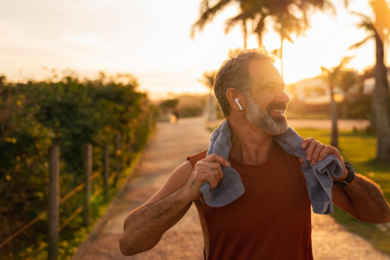 Durante varios años, las investigaciones han señalado que algunos factores relacionados con un estilo de vida más sano, como llevar una buena vida social y mantenerse en forma, pueden retrasar el deterioro de la memoria y la demencia senil. 
<br>
<br>No obstante, pocos estudios han tenido el alcance de uno publicado 
<a href="https://www.univision.com/noticias/salud/factores-perdida-memoria-alzheimer-demencia" target="_blank">a finales de enero de este año en el <i>British Medical Journal</i> y que fue llevado a cabo en China</a>. Sus investigadores, durante una década, siguieron los hábitos de 29,000 personas para hallar las pistas que llevan a una mejor salud mental con el paso de los años. Te contamos cuáles son.