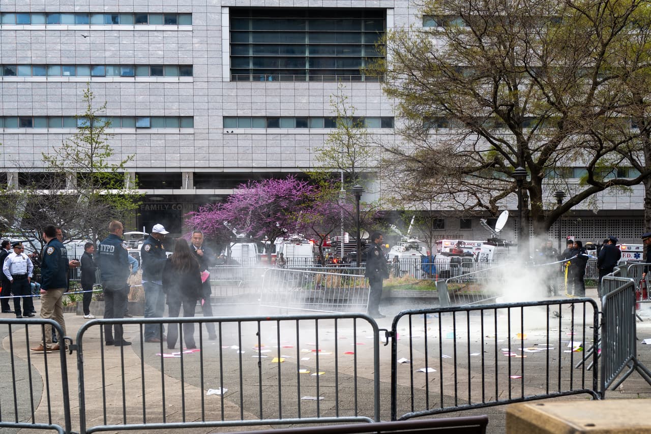 Muere el hombre que se prendió fuego afuera de la corte donde se lleva a cabo el juicio al expresidente Trump