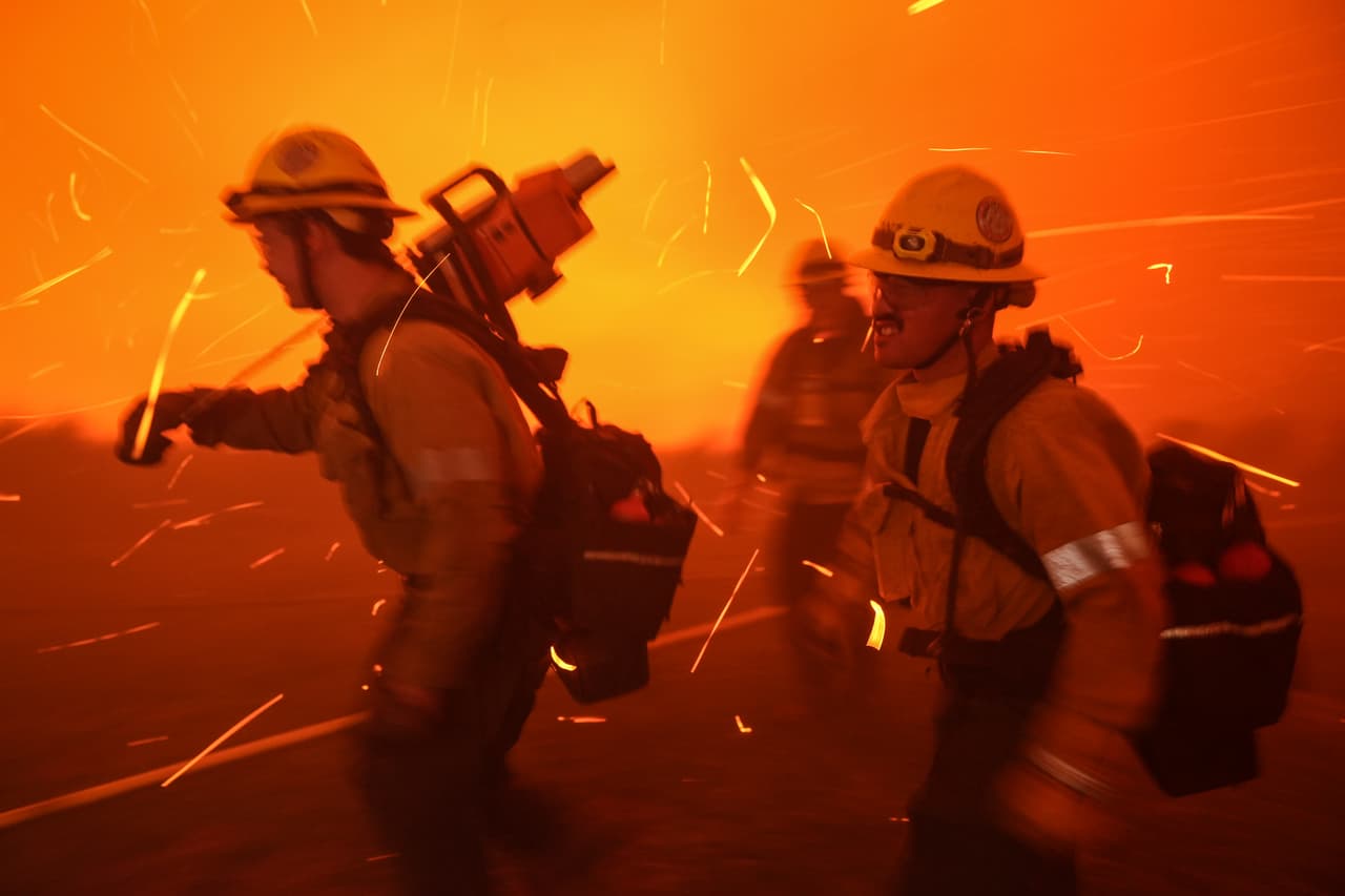 Un equipo de 
<b>700 bomberos combate el Franklin Fire</b>, el cual es alimentado por los fuertes vientos de Santa Ana que se espera se intensifiquen la tarde del martes y se extiendan hasta el miércoles.