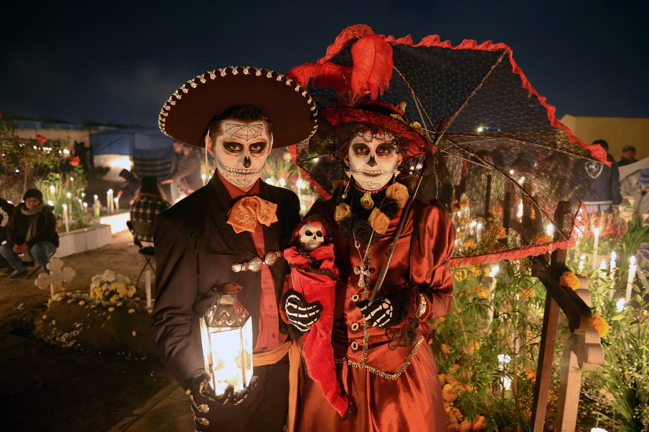 De cualquier manera, hay muchos lugares que no solamente celebran a los muertos el 2 de noviembre. Dependiendo de la región, los festejos inician varios días antes. Por ejemplo, el 28 de octubre se recuerda a aquellas personas que murieron en algún accidente.
