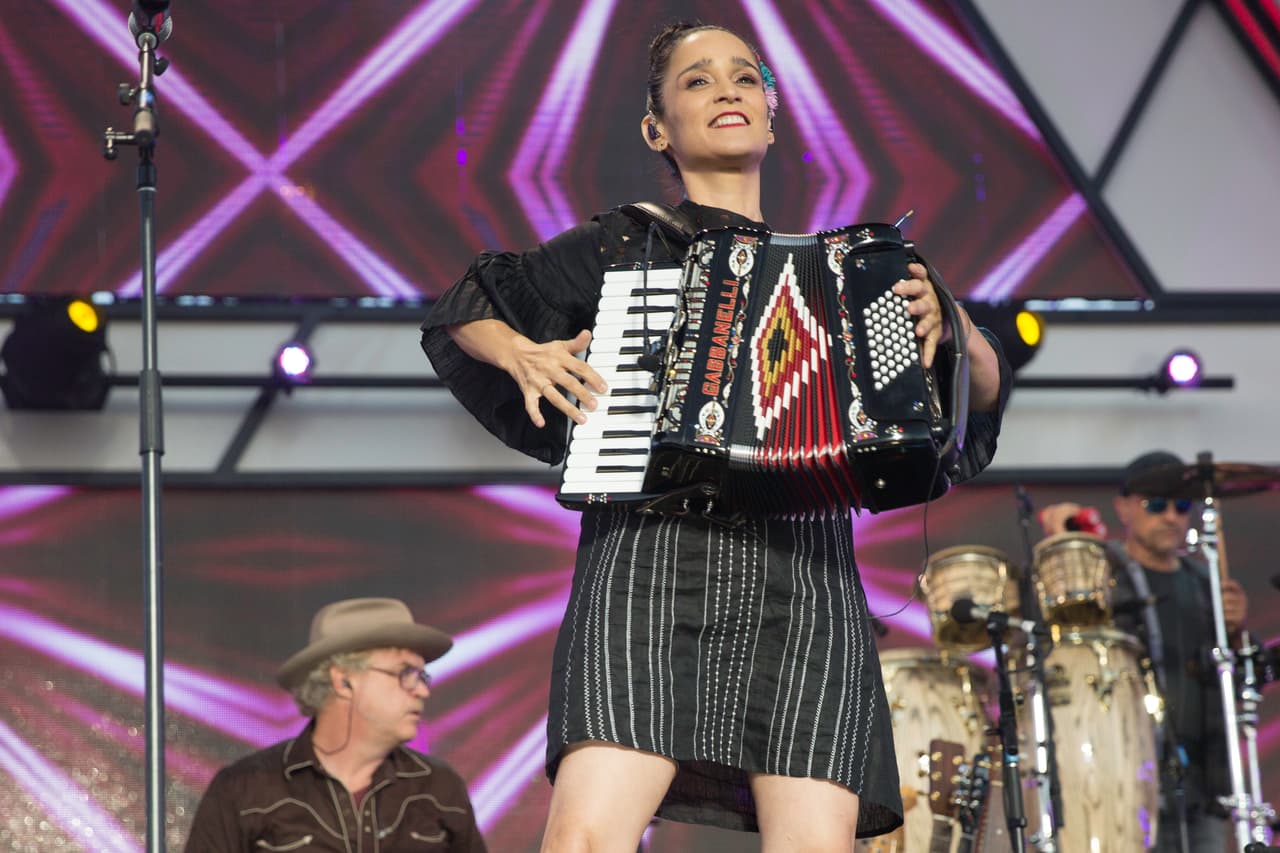 “La riqueza de vivir en un lugar que tiene una cultura que suma tanto a otra”, dijo la cantante Julieta Venegas en una entrevista. La tijuanense se presentó con su inseparable acordeón. Foto: David Maris.