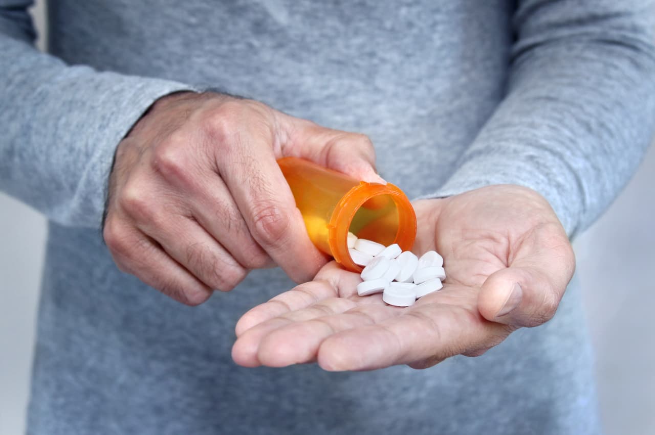 Ambien pertenece al grupo de medicamentos llamados sedativos-hipnóticos y requiere receta médica. Suele usarse para tratamientos cortos, de una o dos semanas.