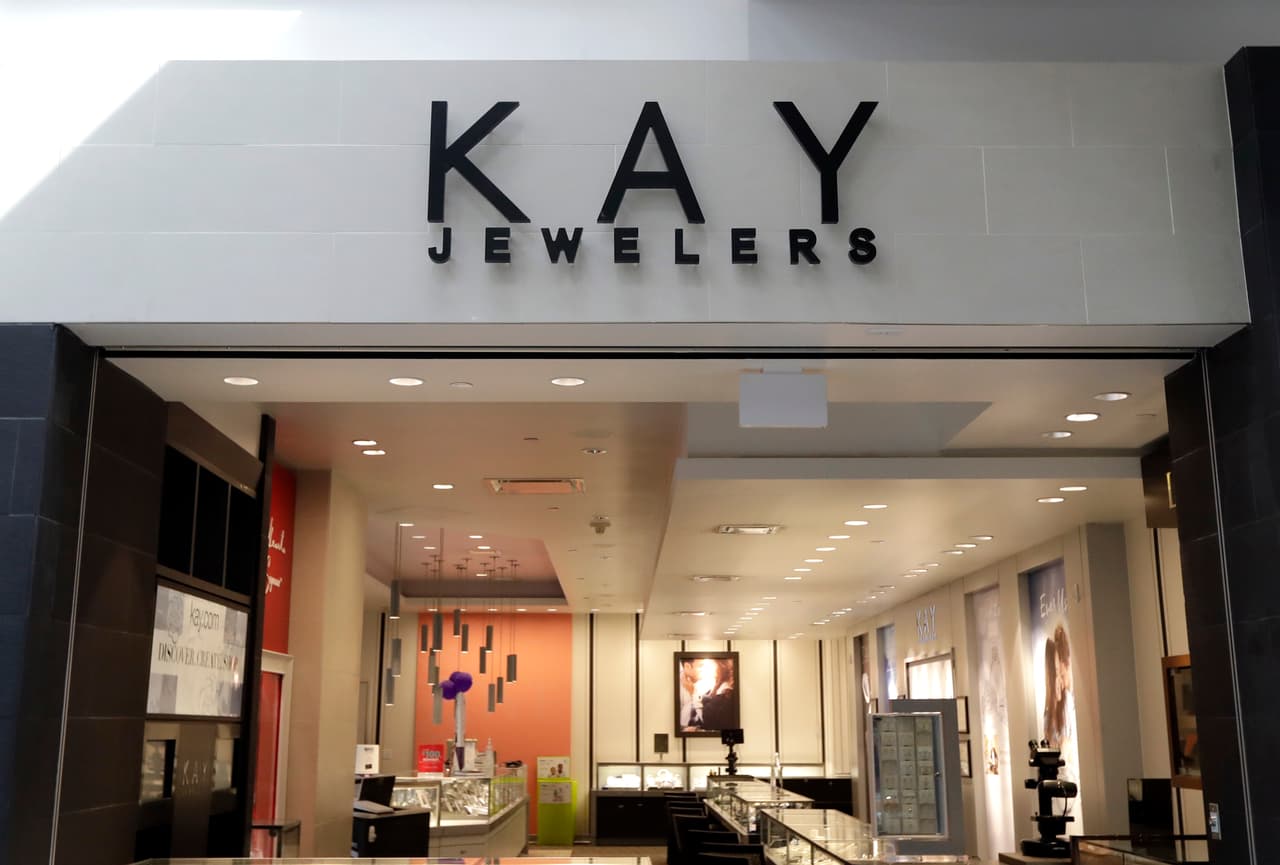 <b>Signet Jewelers,</b> la empresa dueña de las joyerías Zales, Jared y Kay, 
<a href="https://www.signetjewelers.com/investors/news-releases/news-release-details/2020/Signet-Jewelers-Reports-Q1-Results-And-Accelerated-Digital-Focus/default.aspx" target="_blank">anunció</a> el 9 de junio que cerrará más de 300 de sus tiendas después de una disminución de las ventas reportada en tres meses a raíz del coronavirus.