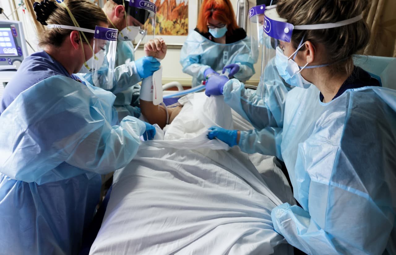 Además, se han confirmado dos pacientes en el condado de San Bernardino con la nueva cepa de 
<a href="https://www.univision.com/temas/coronavirus">coronavirus</a> identificada por primera vez en el Reino Unido.