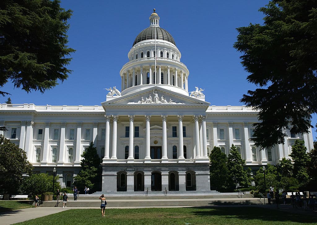 Con la 
<a href="https://www.univision.com/local/los-angeles-kmex/elecciones-estados-unidos-2020/los-alquileres-en-california-pueden-ser-perdonados-por-10-anos-si-se-aprueba-esta-medida-ante-el-coronavirus">nueva propuesta de la legislación de California</a> el estado pagará las deudas de los inquilinos afectados por el coronavirus y compensará a los propietarios con créditos fiscales sobre la propiedad, quitándole a los inquilinos la preocupación del pago de rentas en medio de la pandemia.