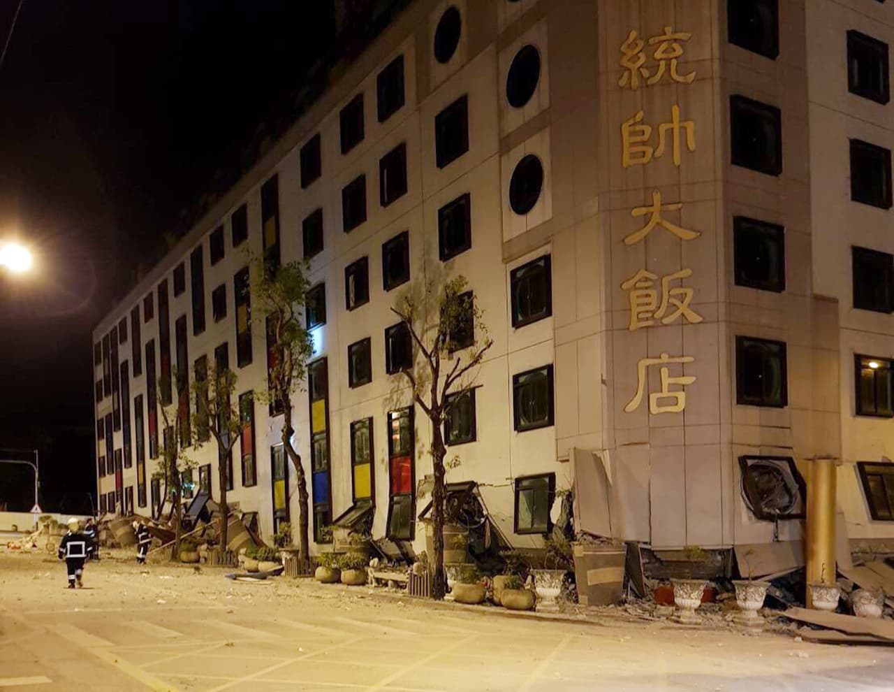 Los primeros pisos del hotel fueron aplastados por los pisos superiores. Hualien es una ciudad turística a unas 75 millas al sur de la capital de Taiwan.