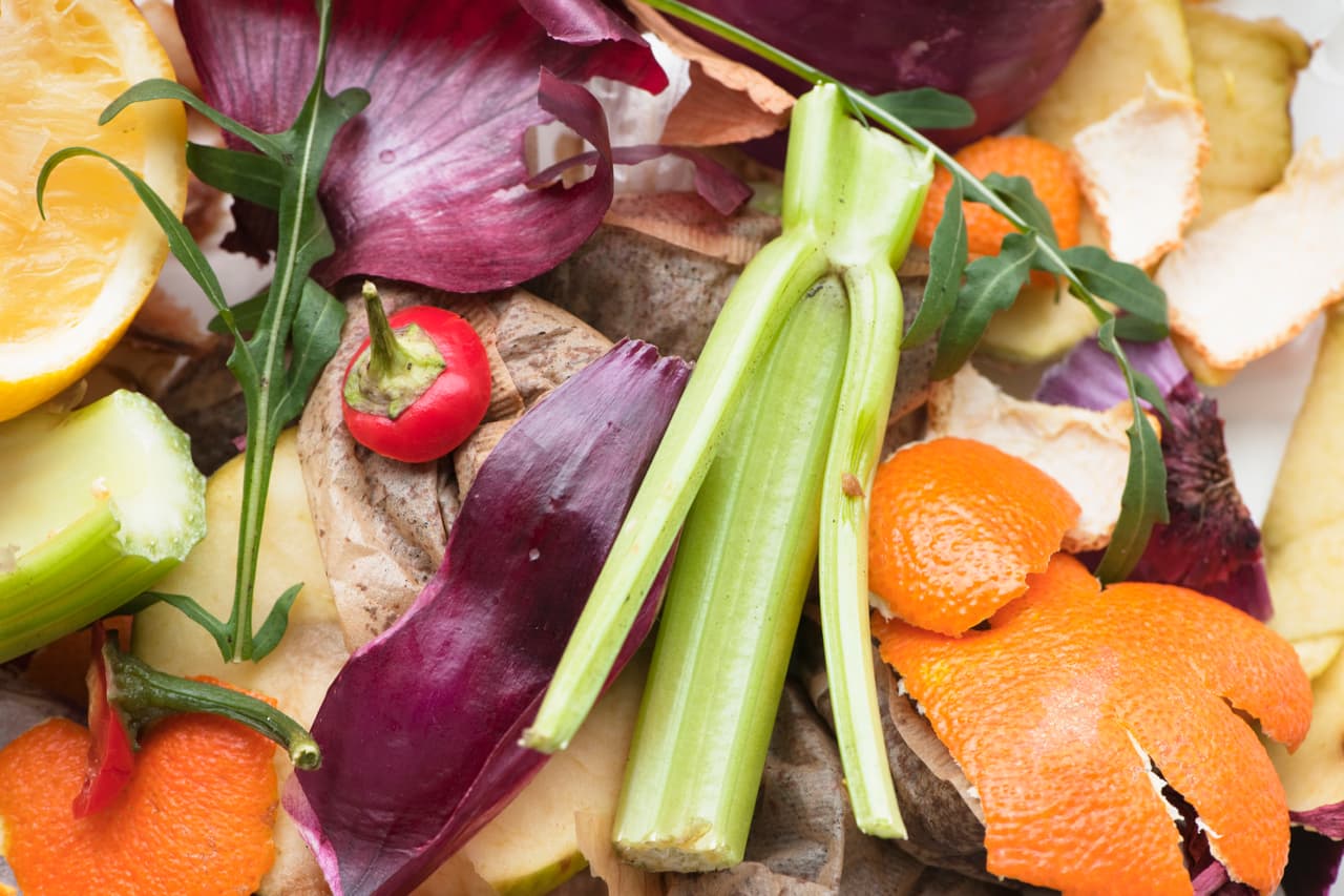 <b>Adopte el compostaje </b>
<br>El desperdicio de alimentos es la categoría más grande en los vertederos municipales, lo cual es problemático porque el desperdicio de alimentos genera una gran cantidad de gases de efecto invernadero. 
<br>
<br>Afortunadamente, el compostaje, el desperdicio de alimentos es "más fácil de lo que puedes imaginar", dijo el ecólogo Carlos Martínez Rivera. Inscríbase en un servicio (hay varios en la ciudad, desde alrededor de $ 12 al mes) y obtenga un balde de cinco galones para llenar con restos de comida, que incluyen frutas, verduras, posos de café, arroz, harina y más. La carne, los productos lácteos y los artículos con alto contenido de grasa están prohibidos, pero los artículos sorprendentes que se pueden convertir en abono incluyen cepillos de dientes de bambú, palillos y cajas de pizza, que la ciudad no recicla debido a la grasa. El balde se recoge semanal o quincenalmente, e incluso puede recuperar el abono terminado para mantener felices sus jardineras.
<br>