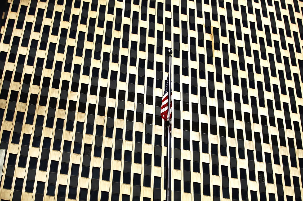 <b>Edificios federales</b>
<br>Otro de los lugares que los abogados migratorios reconocen como lugares de alto riesgo para los inmigrantes indocumentados son cualquier tipo de edificio federal. Existe una larguísima lista de edificios federales en cada estado que va mucho más allá de los obvios, por eso cuando se están haciendo trámites es muy importante que se sepa si al edificio que se va a acudir es federal.