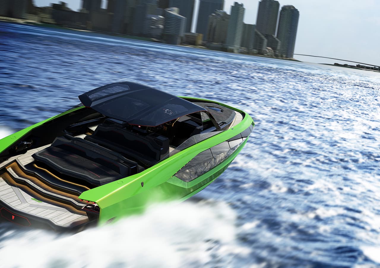Según el fabricante, este techo duro protege a los ocupantes contra el sol y el viento, a la vez que garantiza un 
<b>rendimiento aerodinámico excepcional</b>, algo a lo que sabemos Lamborghini presta mucha atención.