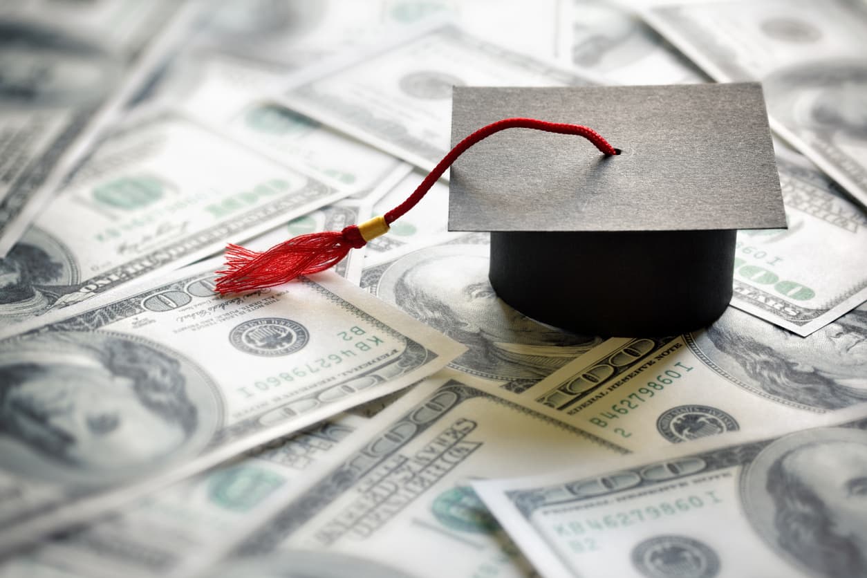 Quienes no son elegibles al alivio que eliminará hasta $20,000 de las deudas estudiantiles de una persona se preguntan si existen beneficios a los que puedan acogerse.
<br>
<br>
<b>La respuesta es sí. </b>El gobierno federal, los estados y el sector privado tienen programas que borrarán parte, si no toda, la deuda educativa de los prestatarios según el lugar donde trabajen y por cuánto tiempo lo hayan hecho. 
<br>
<br>Estos son algunos de los programas de acuerdo con una lista publicada por el diario 
<i>The Washington Post</i>.