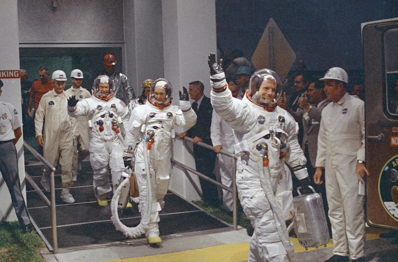 La tripulación de camino a la nave que los llevaría a la Luna. Eran Neil A. Armstrong (al frente), comandante de la misión; Edwin E. ("Buzz") Aldrin Jr., piloto del módulo lunar; y Michael Collins, piloto del módulo de control.