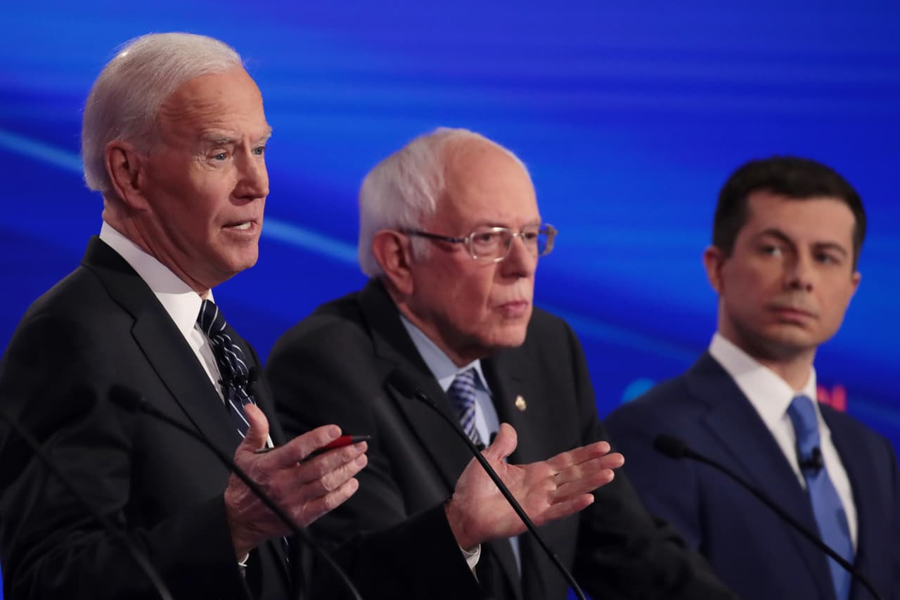 Biden abogó por "restaurar el alma de Estados Unidos" y dar marcha atrás al reloj para devolver al país al mismo lugar en el que se encontraba antes de Trump. "Lideramos el mundo con el ejemplo, no con poder. Tenemos que volver a ganar el respeto del mundo para poder cambiar las cosas", subrayó Biden con gesto serio.