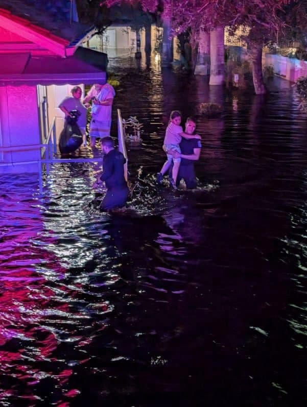 Las inundaciones que provocó el paso del 
<b><a href="https://www.univision.com/local/miami-wltv/imagenes-destruccion-zonas-florida-donde-impacto-fuerza-huracan-helene-fotos" target="_blank">huracán Helene</a></b> permitieron contar algunas historias con finales felices. Es el caso de esta familia.