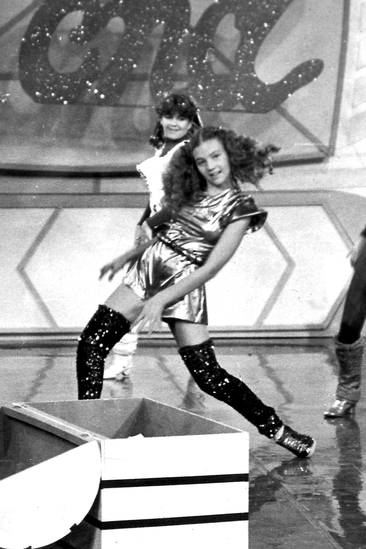 En 1981, a los nueve años de edad, 
<b>Thalía</b> se incorporó como vocalista de un grupo infantil llamado Din-Din y participó como solista en el concurso 'Juguemos a cantar'.